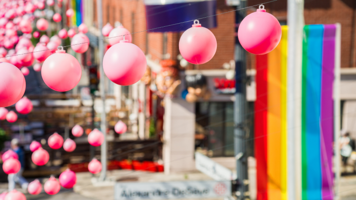 Les « Boules roses » de Claude Cormier, dans le Village gai à Montréal.