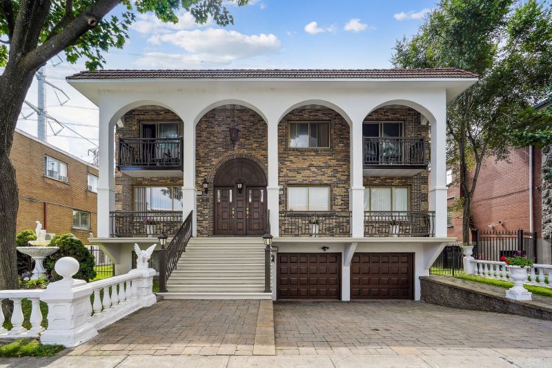 Quadruplex à vendre dans le quartier Saint-Léonard à Montréal